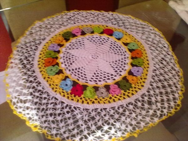 Jogo de centros de mesa flores coloridas, 55cm de diâmetro.