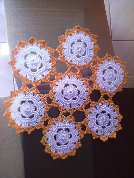 Jogo com 5 guardanapos, com 25 cm  de diâmetro cada.